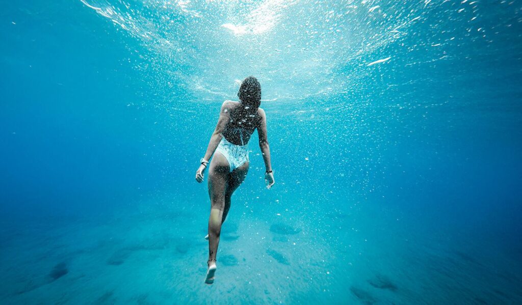 Warum Schwimmen im Sommer so gesund ist  

Der Sommer ist da, die Sonne strahlt und die Temperaturen laden dazu ein, sich ins kühle Nass zu stürzen. Doch Schwimmen ist nicht nur eine erfrischende Abkühlung, sondern auch eine der gesündest